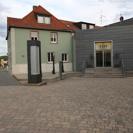 Hotel Tari Höchberg Екстериор снимка