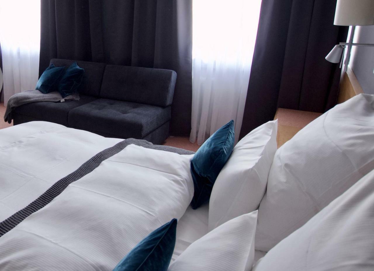 Hotel Tari Höchberg Екстериор снимка